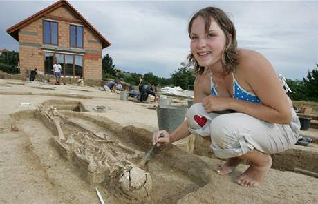 Archeologové zkoumají hroby ve znojemském Hraditi