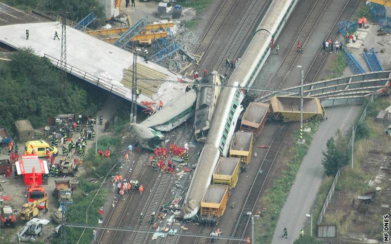 Letecký snímek vlakového netstí u Studénky (8. 8. 2008)