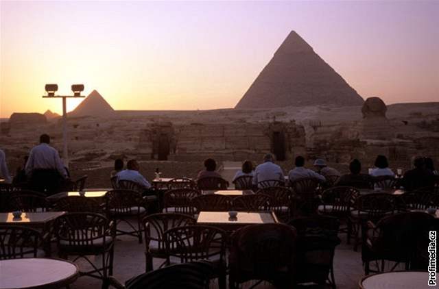 Restaurace ped pyramidami v Gíze