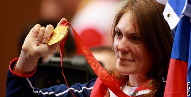 eská stelkyn Kateina Emmons se zlatou olympijskou medailí
