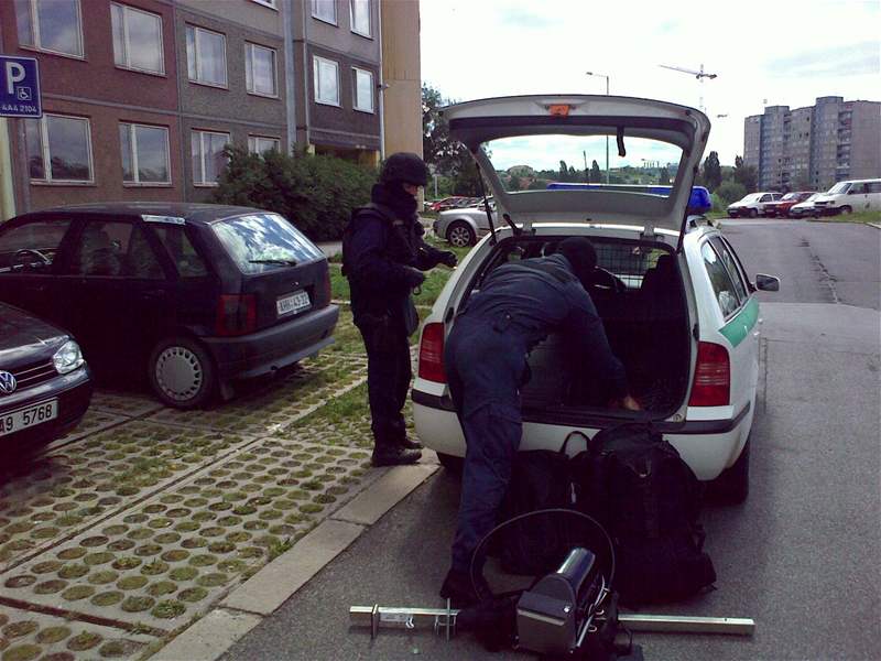 Policie po esti hodinách zajistila mue, který v hrozil sebevradou výbuchem (na fotce vlevo).