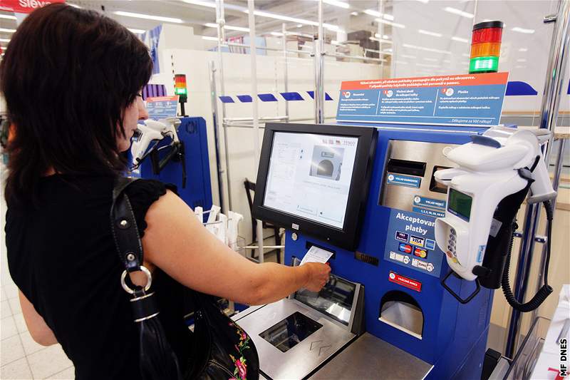 Hypermarket Tesco zavádí samoobsluné pokladny.