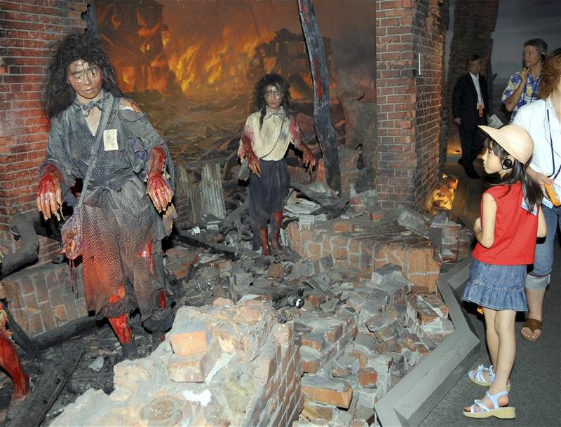 Pipomínka svrení atomové bomby na Hiroimu - muzeum s výjevem ulice po výbuchu (6. kvtna 2008)