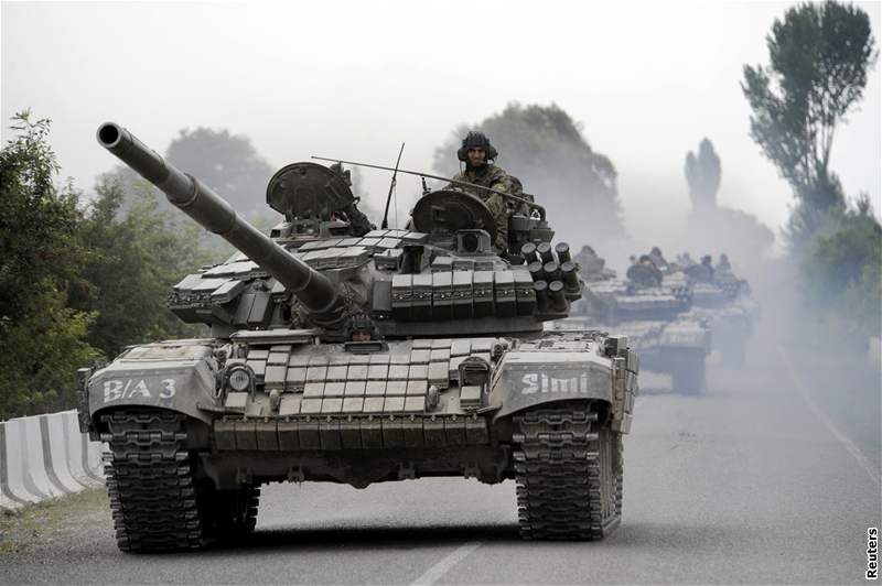 Gruzínské tanky poblí jihoosetského hlavního msta Cchinvali (8. srpna 2008)