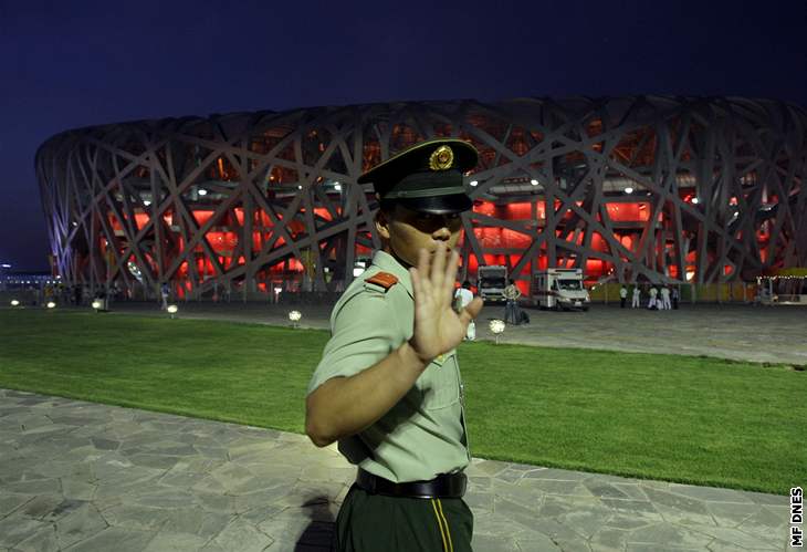 Ostraha olympijského stadionu v dob nácviku slavnostního zahájení