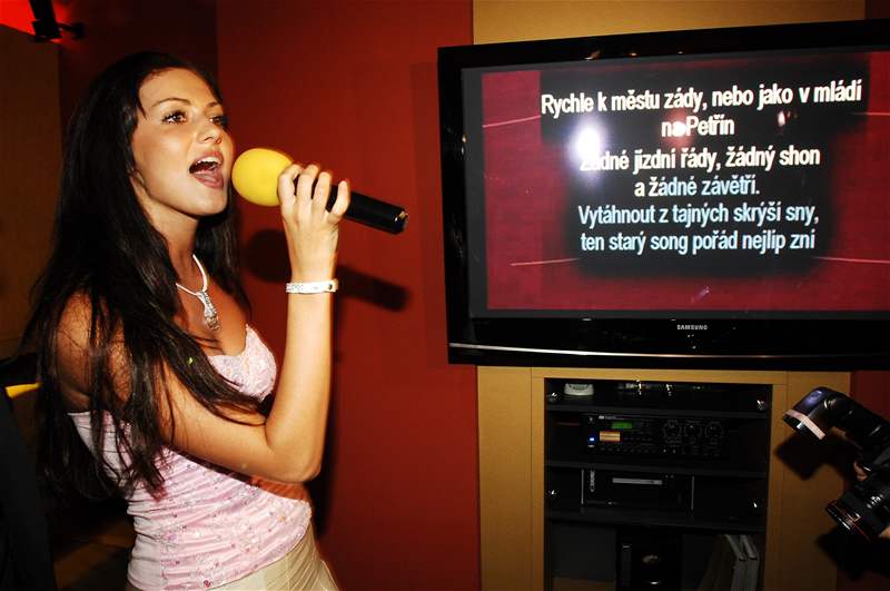 Elika Buková a její karaoke show 