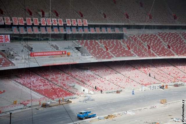 Ochozy uvnit rozestavného stadionu v beznu 2008