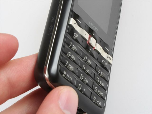 Sony Ericsson G502 zaujme svým vzhledem ji na první pohled.