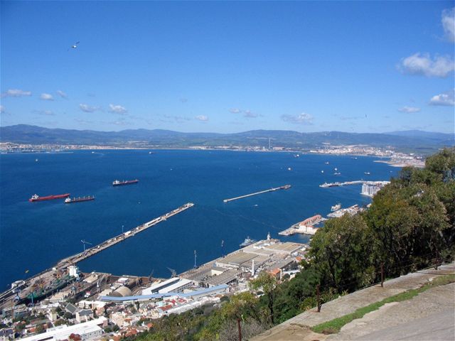 Na nejjinjím míst Gibraltaru je maják. K africkému pobeí je to pes dvacet kilometr.