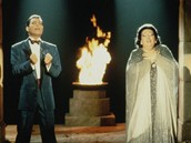 Freddie Mercury a Monserrat Caballé zpívají skladbu Barcelona. Freddie Mercury a Monserrat Caballé zpívají skladbu Barcelona.