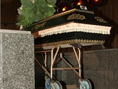 Rakev v krematoriu