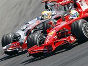 Massa (vpravo) a Hamilton