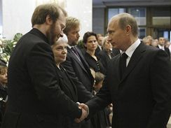 Rusk premir Putin kondoluje rodin Alexandra Solenicyna