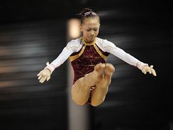 nsk gymnastka Jang I-lin: estnct let? O vku nsk gymnastky Jang I-lin se vedou spory. Oficiln je narozena v roce 1992, a tak me startovat na olympid, Amerian si vak mysl, e je mlad.