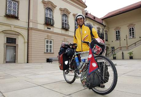 Nepálský cyklista Pushkar Shah se na své cest kolem svta zastavil i v Brn