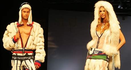 Zahjen veletrhu Styl a Kabo 2008 v Brn  - vpravo hereka Pavlna Nmcov v modelu rusk nvrhky Jeleny Skakunov
