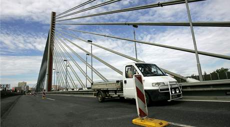 Z praského lanového mostu po pl roce mizí bariéry. (Ilustraní foto)