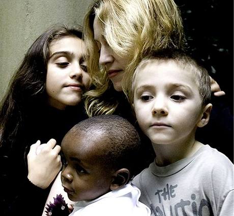 ASTN RODINA - Madonna s desetiletou dcerou Lourdes, estiletm Roccem a tinctimsnm adoptovanm Davidem
