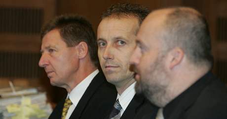 Bývalý manaei vytunelovaného  fondu Trend (fotografie je z roku 2008). Zleva Miroslav Hálek, Petr Koený a Libor Páv.