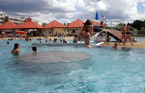 Akvapark v Uherském Hraditi zejm oteve a na konci íjna, stavební firma poádala msto o prodlouení termínu. Ilustraní foto