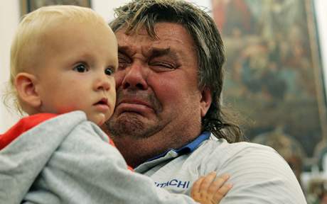 Vladimír Svoboda, kterému pi nehod zemel syn, piel na bohoslubu se svým vnukem.