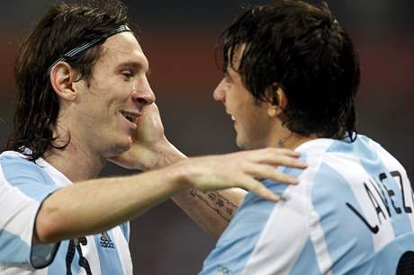 Fotbal, Argentina: Messi (vlevo) a Lavezzi slaví gól