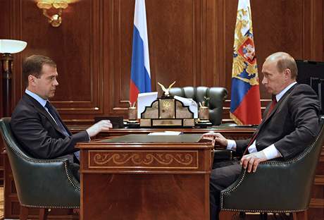 Ruský prezident Medvedv projednává s premiérem Putinem postup ruské armády v Gruzii; 10. 8. 2008.