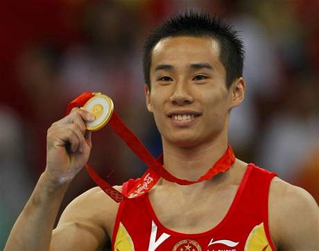 ínský gymnasta Siao chin se zlatou medailí ze soute k naí.