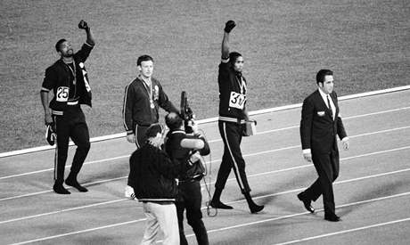 Mexiko 1968: amerití atleti zdraví stadion sevenou pstí. Foto, které obletí celý svt.