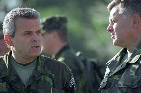 Ministr obrany Karel Kühnl (vlevo) s náelníkem generálního tábu Pavlem tefkou.