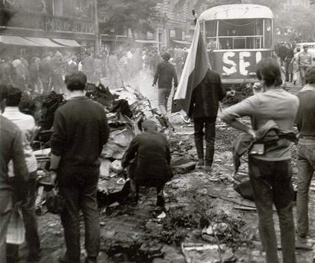 Ponien vz tramvaje, kter ml zabrnit prjezdu sovtskch tank, 21. srpna 1968, Praha