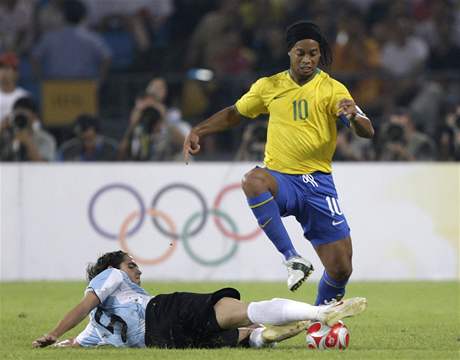 Argentina - Brazlie: Ronaldinho v akci (vpravo)