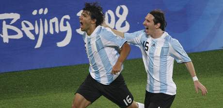 Argentinská radost: Sergio Aguero a Lionel Messi (vpravo)