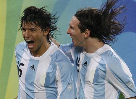 Argentinská radost: Sergio Aguero a Lionel Messi (vpravo)
