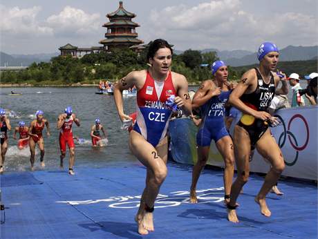 Lenka Zemanová pi svém posledním triatlonovém závod na loské olympiád v Pekingu