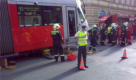Tramvaj po nehod vykolejila. (19.8.2008)