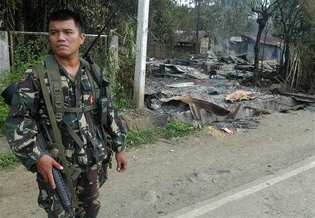 Filipínský voják stráí místo údajného útoku bojovník Islámském ligy osvobození Moro (MILF) v provincii  Lanao del Norte.