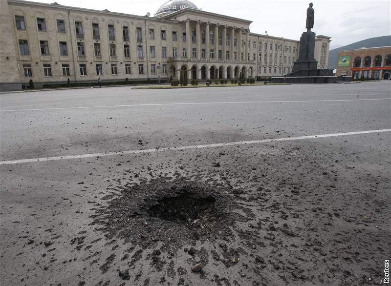 Gruzínské msto Gori po ruském bombardování. Stalinovo námstí. (12. srpna 2008)