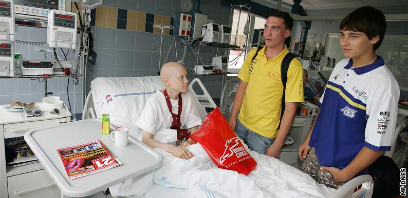 Motocykloví závodníci Karel "Abaja" Abraham a Michal Práek (ve lutém triku) mezi pacienty dtské nemocnice