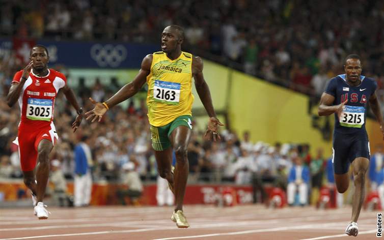 Polibek zlatých treter, v nich si Usain Bolt dobhl pro zlato a rekord