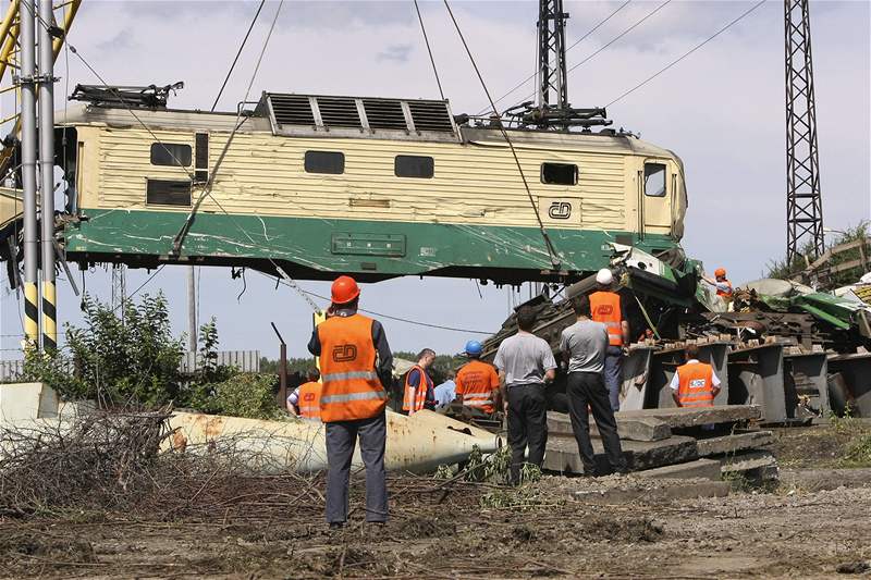 Jeáb odstrauje z kolejí u Studénky vrak havarované lokomotivy. (10. srpna 2008)