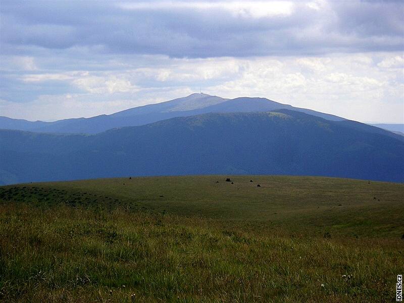 Hora Veký bok (1 727 m) v Nízkých Tatrách zejm ukrývá nejvýe poloené letit na Slovensku.