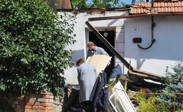 Pi poáru rodinného domku ve Velkých Hostrádkách zahynul mladý manelský pár