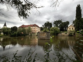 Pohled na zmek Libochovice z parku