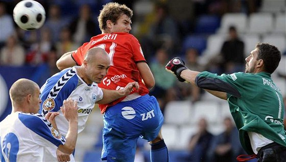 Srpen 2008: plzeský branká Tomá Potulka vyráí mí v utkání s Libercem