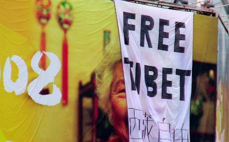 Aktivistm se podailo vyvsit transparent s nápisem Svobodný Tibet ped ínskou státní televizí. Ilustraní foto