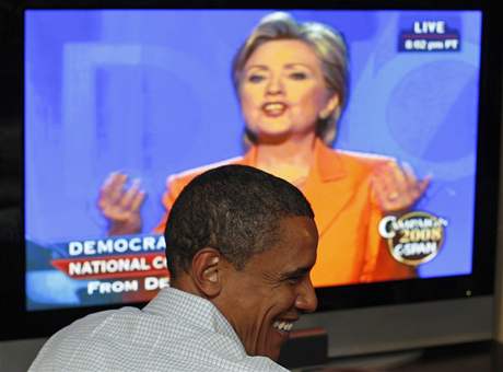 Barack Obama sleduje v televizi projev Hillary Clintonov na nominanm sjezdu demokrat v Denveru (26. srpna 2008)
