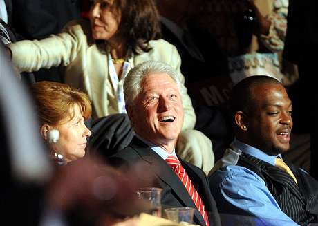 Bill Clinton pi projevu své eny na sjezdu demokrat v Denveru (26. srpna 2008)
