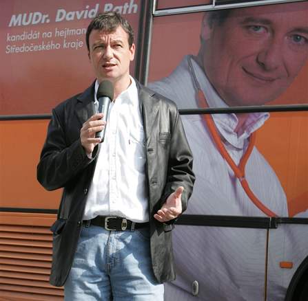 Poslanec David Rath brázdil Píbramsko se svým pedvolebním autobusem.  Byli jsme u toho