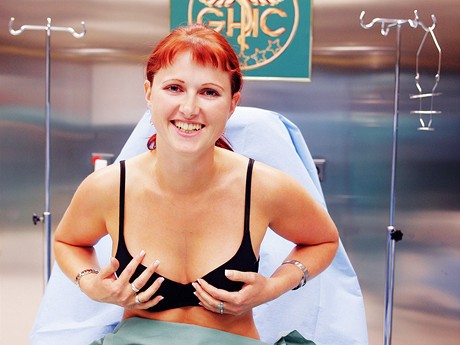 Docentka Dukov a Oldika po operaci prsou - zkouka podprsenky